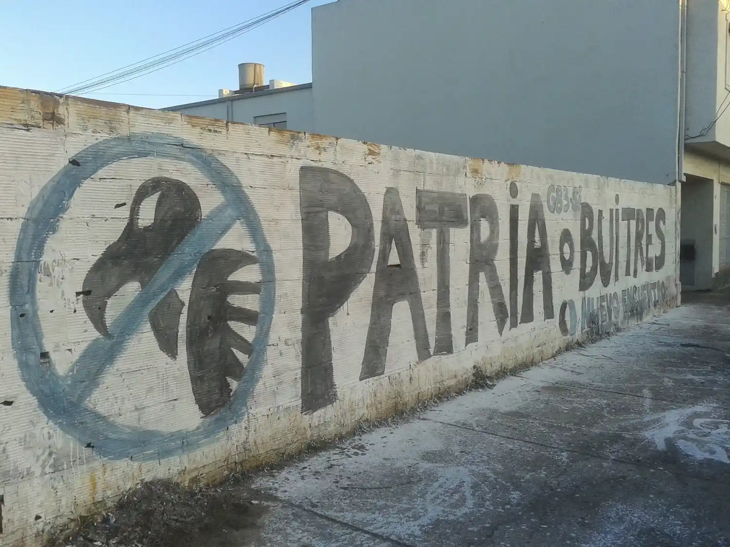 Senador kirchnerista propone que se estudien los fondos buitre en colegios bonaerenses