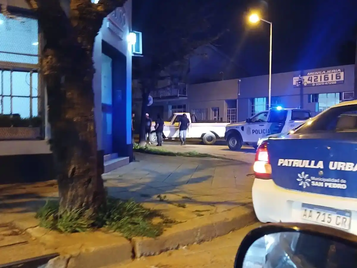 camioneta se estrelló contra un poste