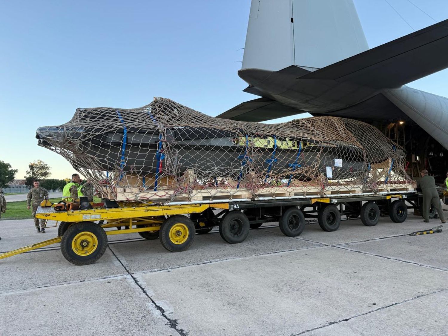 Comenzó el ensamblado del primer F-16 que llegó a Tandil para el entrenamiento de pilotos
