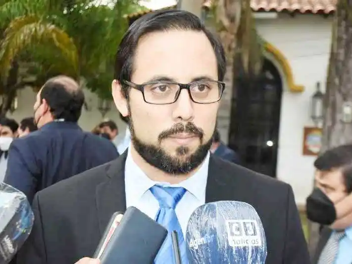 Vera consideró que “si uno no defiende
la soberanía, pasamos a ser colonia”