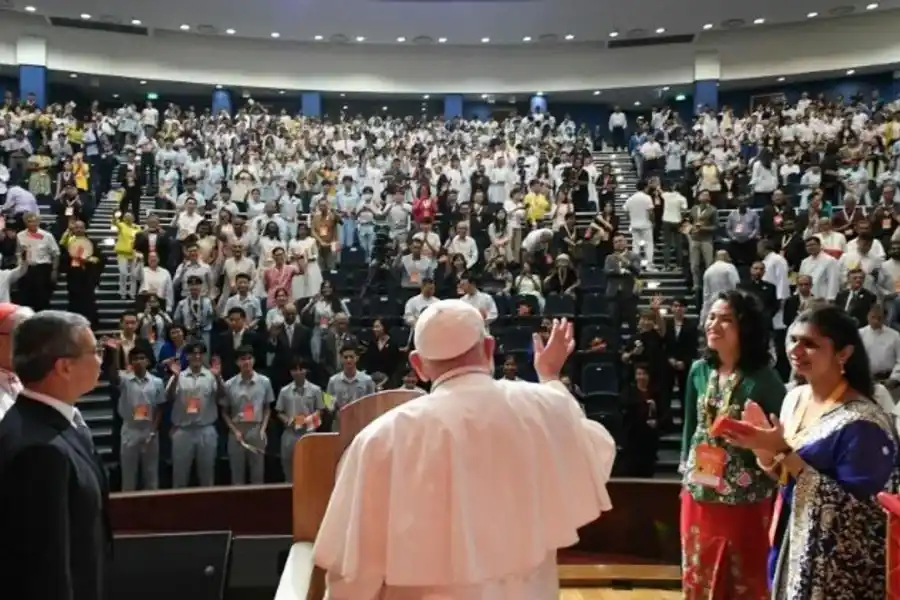 El Papa instó a los jóvenes de Singapur a evitar las zonas de confort que "engordan"