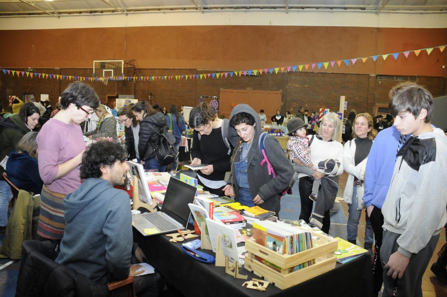 A pesar de la crisis, el público apoya la Feria de la Economía Social