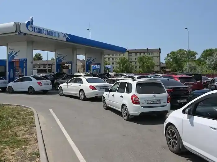 La escasez de combustible paraliza a Rusia tras los masivos ataques de Ucrania