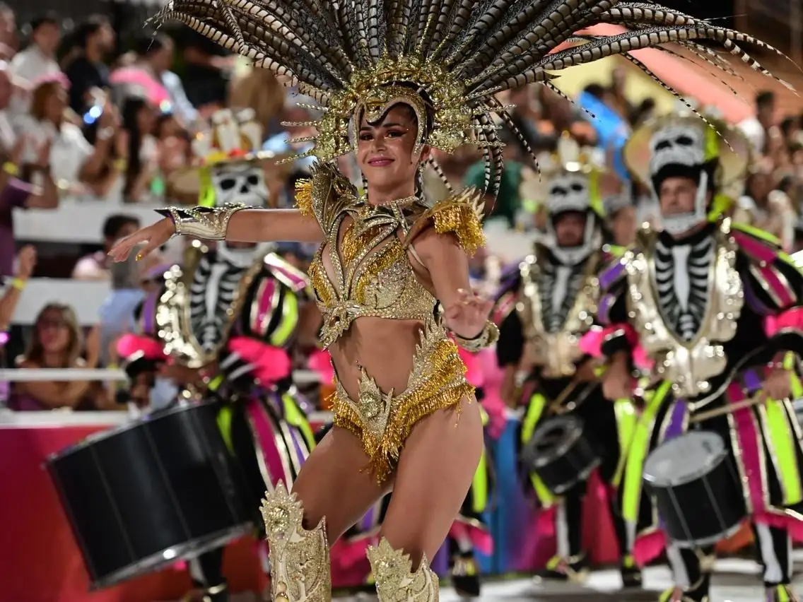 La novena noche del Carnaval del País coronó el fin de semana largo con más de 19 mil personas