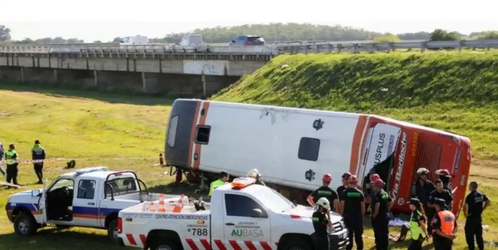 Vuelco en ruta 2: evalúan implicancias de micros de 2 pisos y descanso de choferes