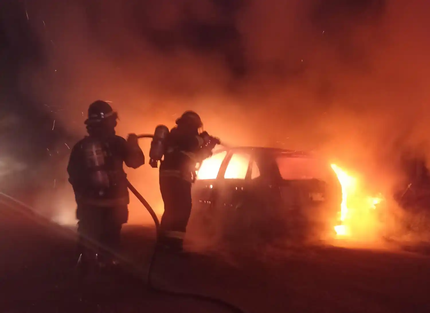 Un auto ardió en llamas en un camino rural a pocos kilómetros de Rafaela