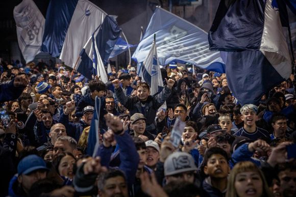 Alvarado reunió a cientos de hinchas en un vibrante banderazo