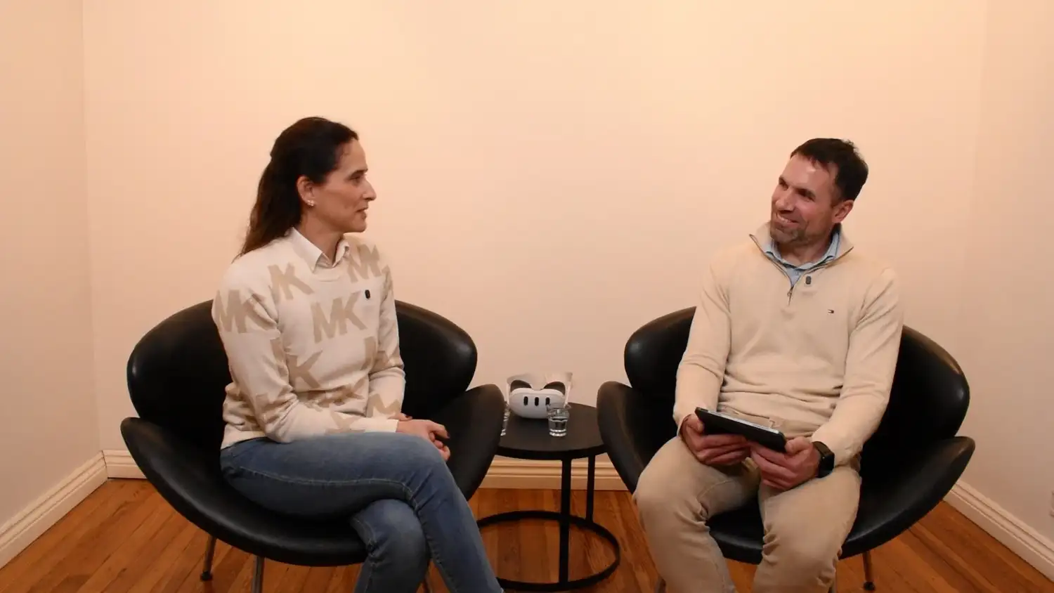 Scoles durante la charla con Rodrigo Rotonda.