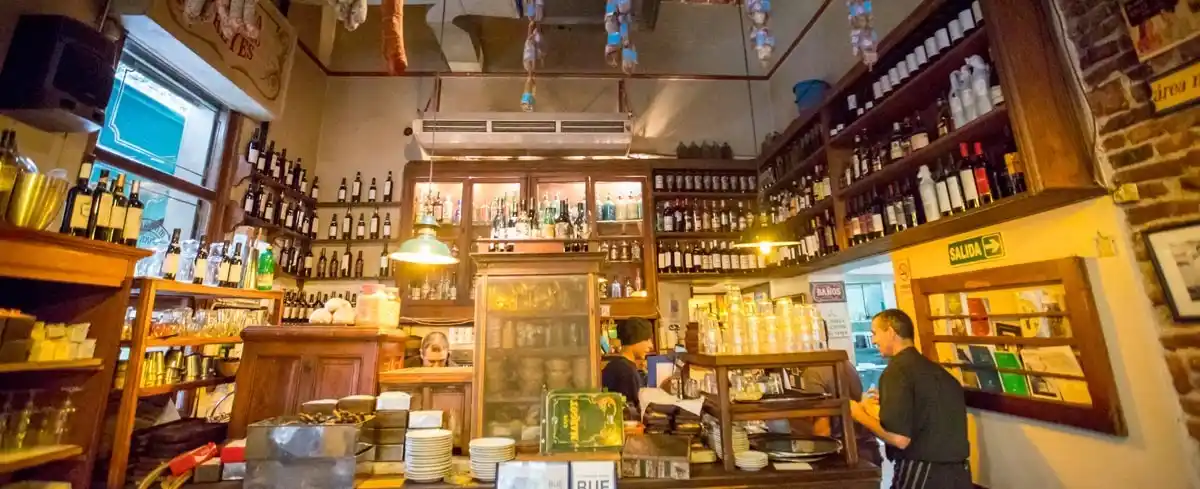 Interior del Café Margot, un clásico porteño que conserva su espíritu de almacén antiguo y su tradición como espacio de tertulias y encuentros culturales en Boedo.