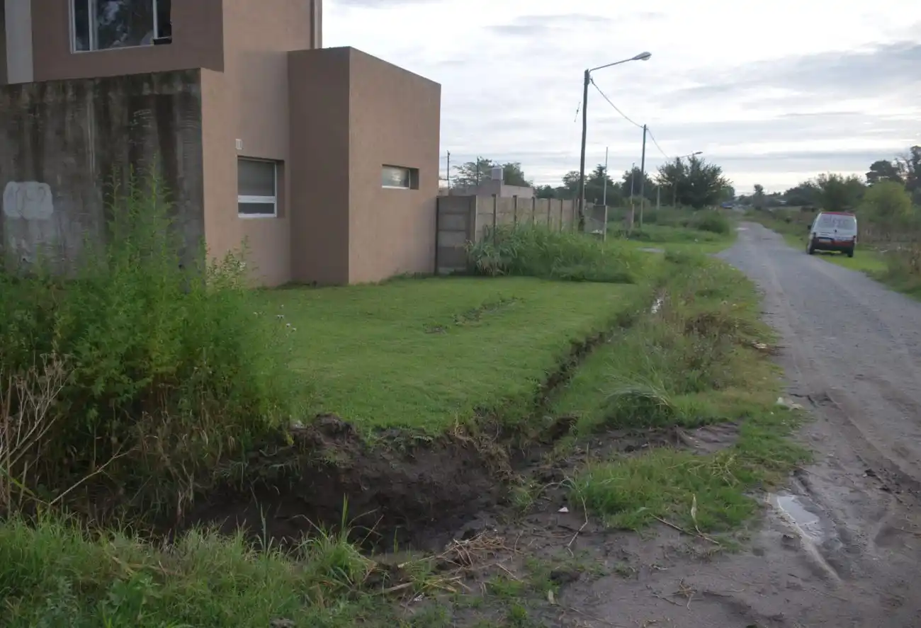 Vecinos de Newton al 2300 sufren el anegamiento de la arteria cada vez que llueve