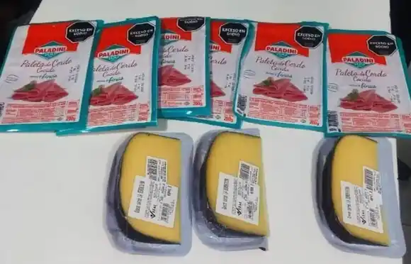 Agarró algunos embutidos de la góndola del supermercado, pero “se olvidó” de pasar por caja