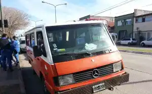 La Plata: Chofer sin carné manejaba transporte escolar sin seguro