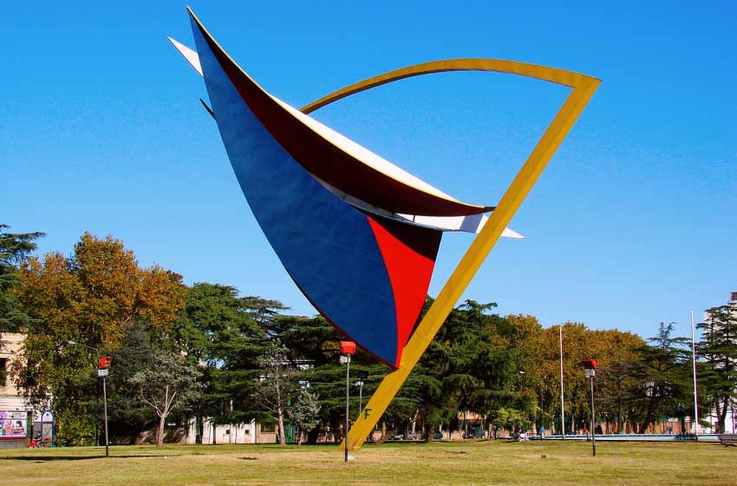 Restauran la escultura del Patio de la Madera