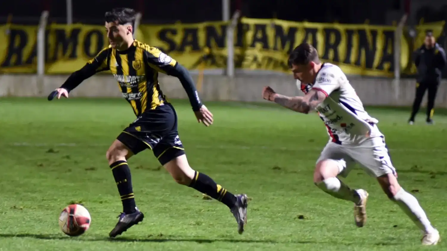 Facundo Pérez fue titular en el más reciente partido de Santamarina.