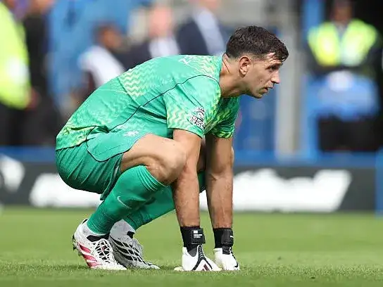 Empate del Chelsea de “Dibu” Martínez y Barco