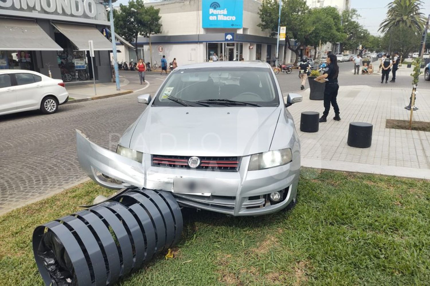 Fuerte choque en pleno centro: un auto terminó arriba de uno de los canteros