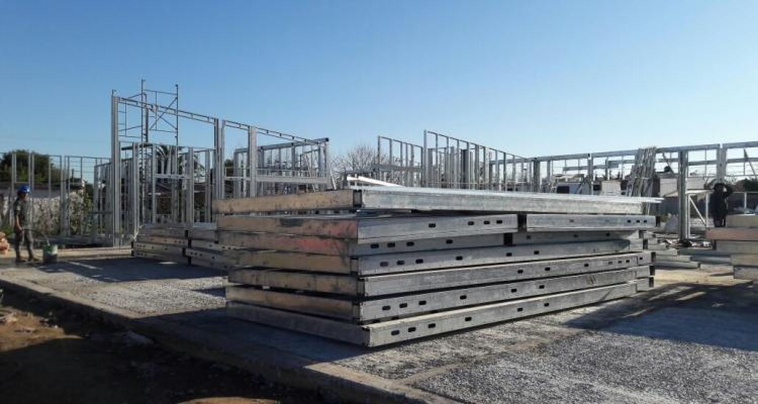Tras desarmar la estructura, retomaron la construcción del jardín de Banfield