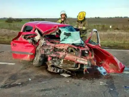 Terrible accidente en Villa Elisa: Un auto despistó y chocó contra un acoplado  