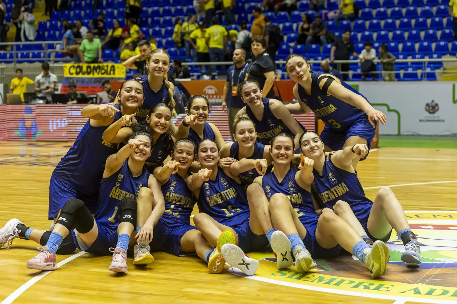 El festejo de las chicas tras la victoria y clasificación a cuartos de final