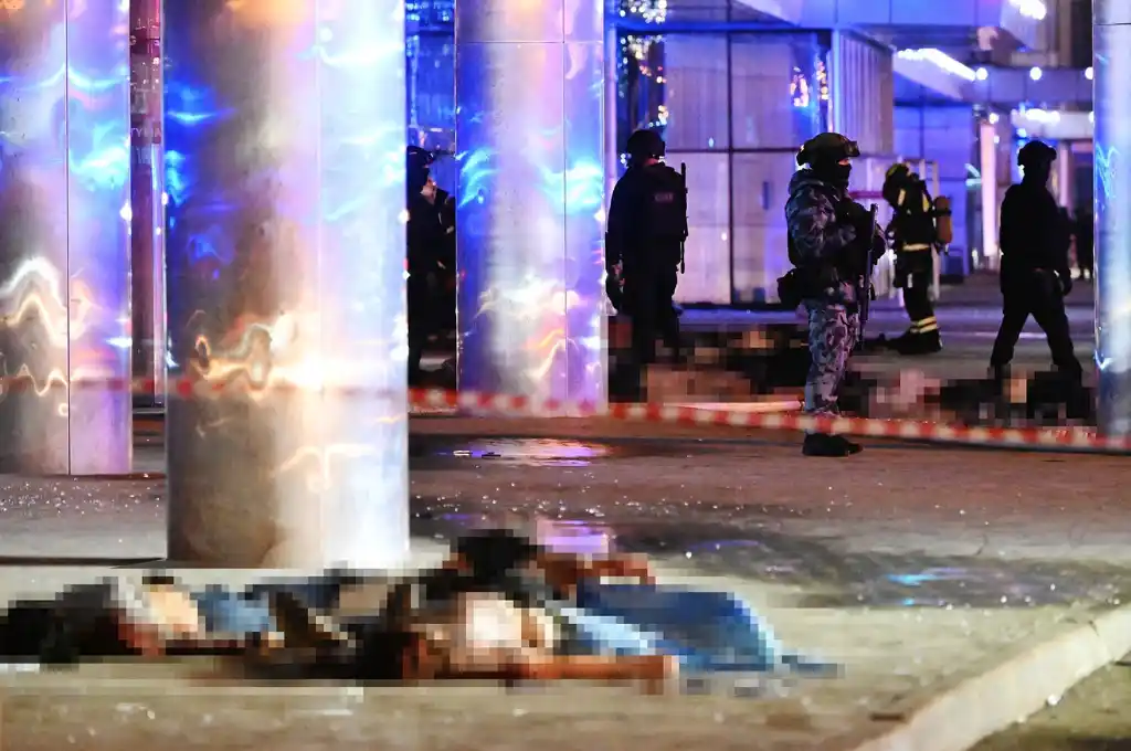 Más de 50 ambulancias han sido enviadas al lugar para atender a los heridos.