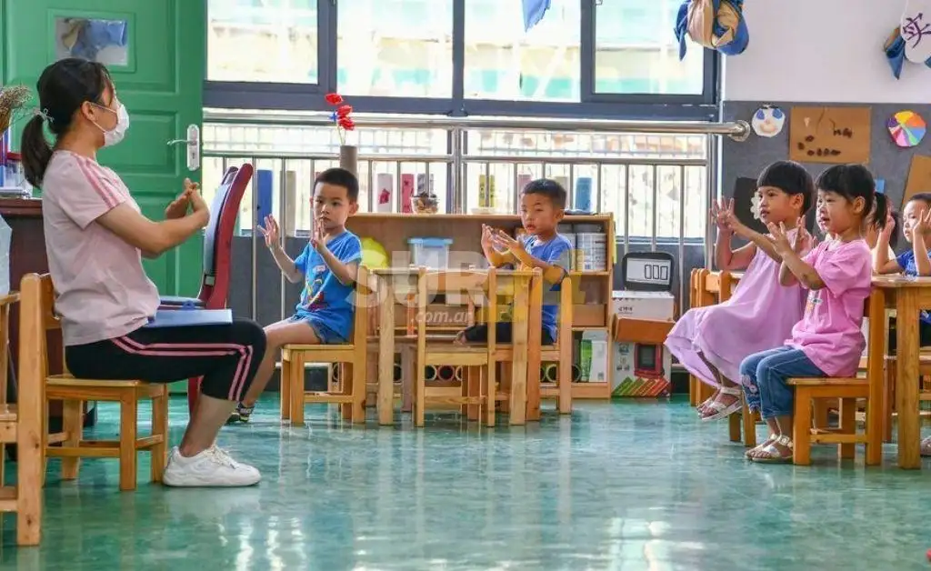 Entró a un jardín de infantes y acuchilló a 16 niños y 2 profesores
