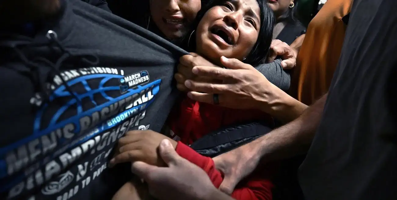La violencia institucional separa por la fuerza a una familia ecuatoriana con tres hijos menores de edad por no tener suficientes papeles. Primer Premio World Press Photo 2026.