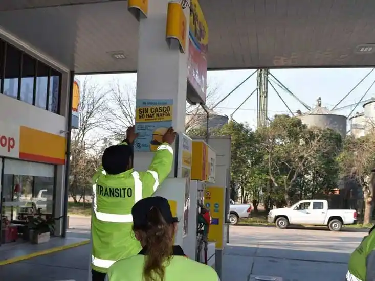 colocan carteles sin casco no hay nafta