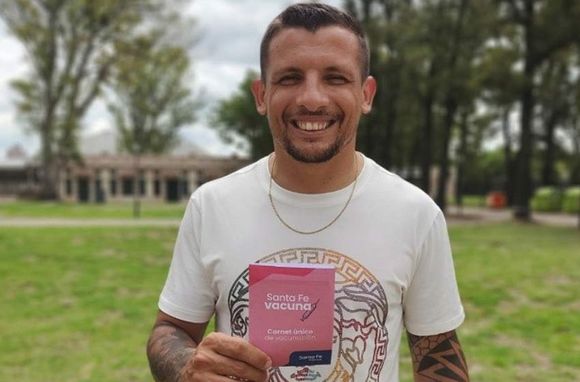 A completar esquema: Emiliano Vecchio se vacunó contra el coronavirus
