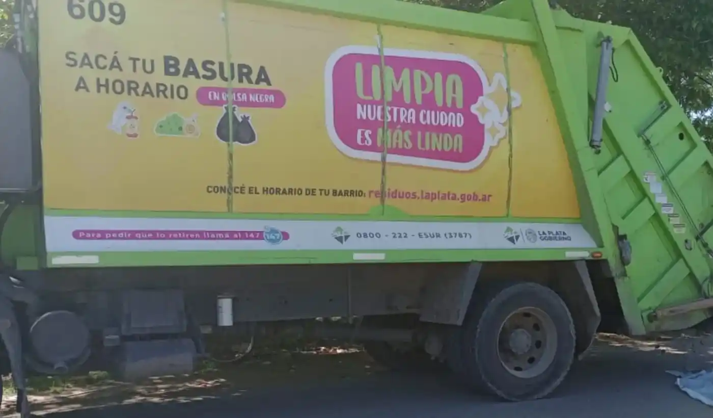 El camión recolector que protagonizó el accidente. FOTO: 0221