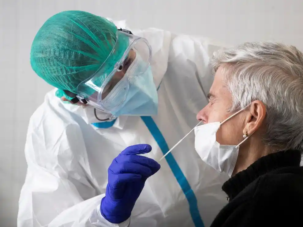 ¡PRESOS POR DÁRSELAS DE VIVOS!  Una pareja realizaba pruebas ilegales de PCR en El Valle