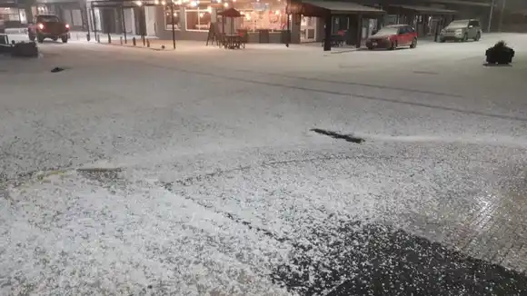 ¡Como Bariloche pero en Necochea! La ciudad quedó cubierta de blanco tras una inesperada caída de granizo