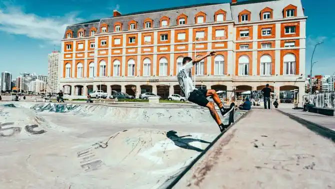 Avanzan obras de renovación en el paseo costero de Mar del Plata