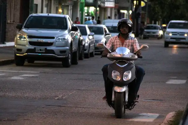 Evalúan habilitar un carril exclusivo para la circulación de motos en la Costanera
