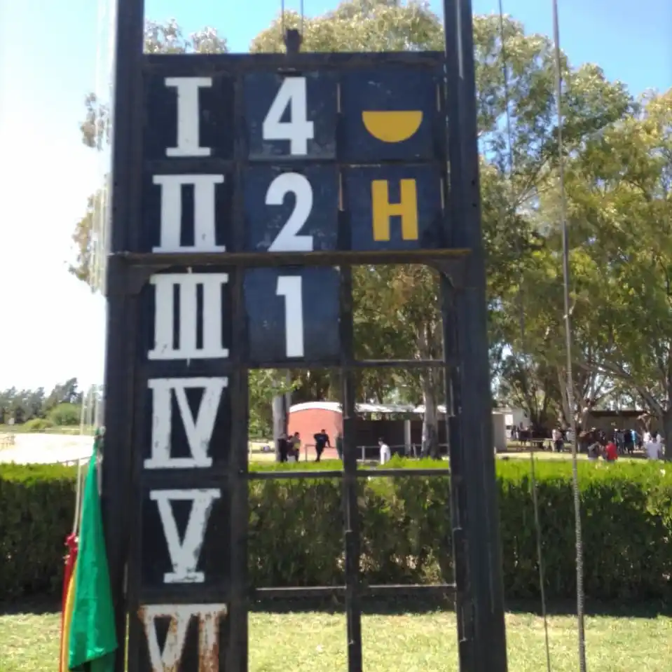 En la primera carrera, en reñido final, se impuso el 4, Clarita.