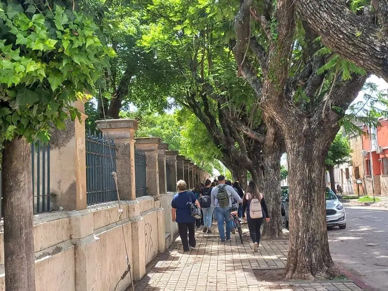 Hay un papá que lleva la cuenta de la cantidad de días que tuvo que retirar a sus hijos por amenaza de bomba, paros, fiestas patrias y suspensiones.