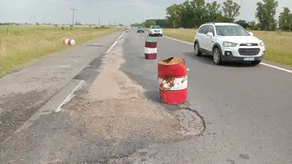 Lluvia y un "embudo" mortal en Ruta 8: un periodista local alerta por el peligroso estrechamiento entre Duggan y Areco