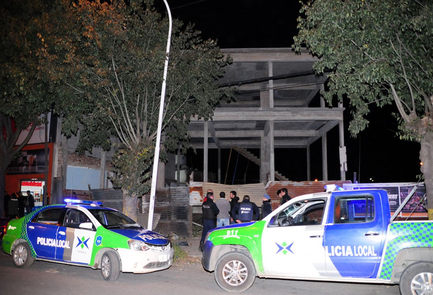 Tras una persecución policial, un hombre se tiró de un edificio en construcción