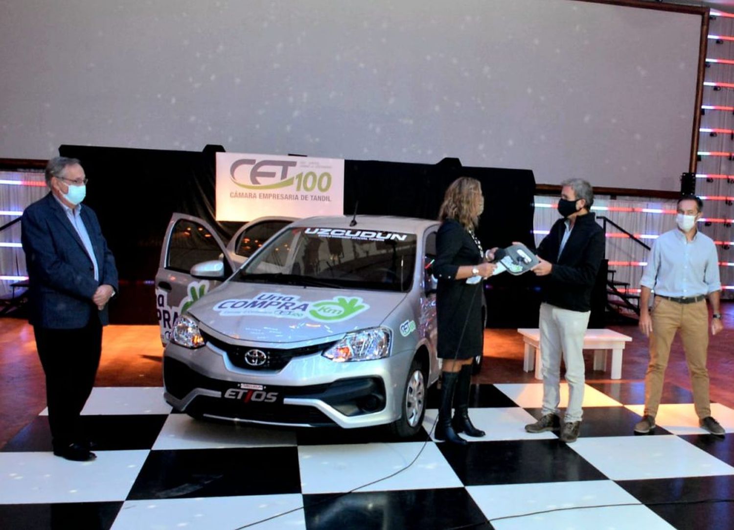 Con la entrega del Toyota Etios concluyó la exitosa campaña “UNACOMPRA0KM” que involucró