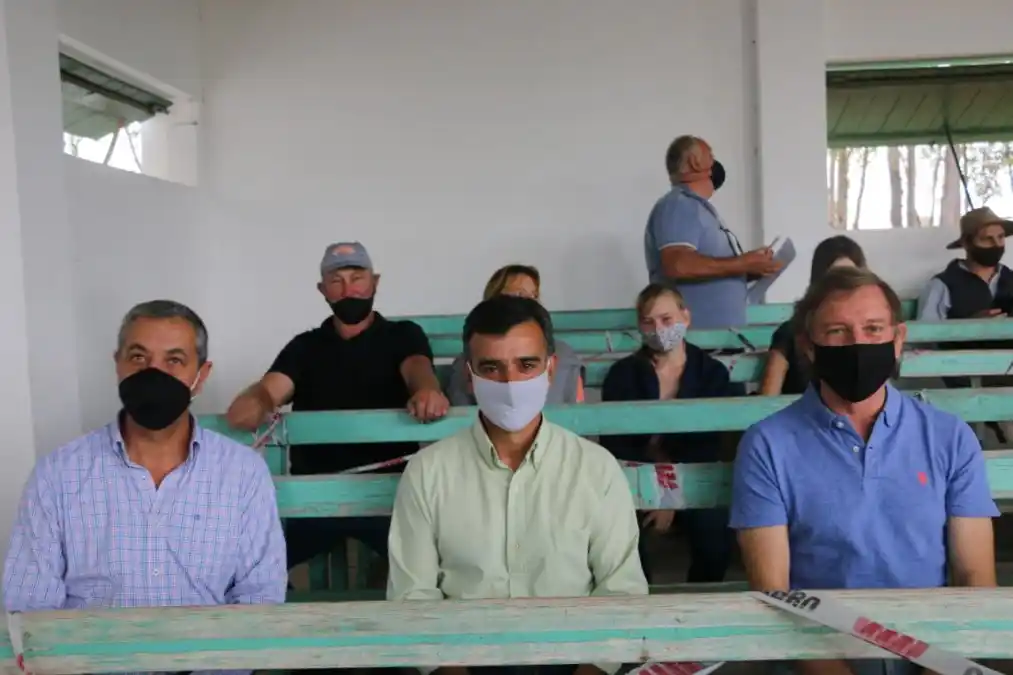 Sergio Martínez (Intendente de Urdinarrain), Lenardo Silva (Diputado Provincial) y el Ministro Bahillo, hablaron en la previa al remate y compartieron parte del mismo