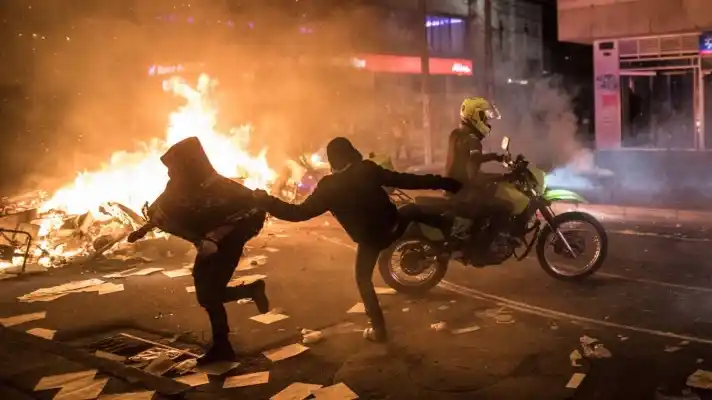 CAOS ANOCHE EN COLOMBIA: un herido en Soacha, estaciones de Transmilenio atacadas y negocios robados en Bogotá