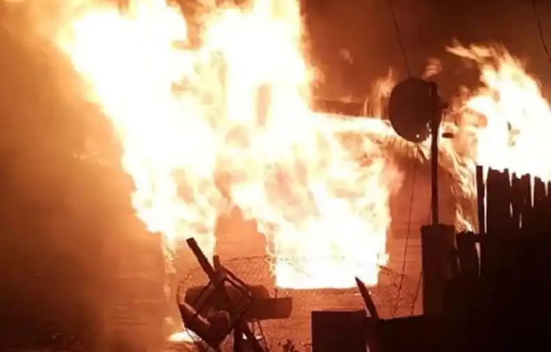 Piedrazos contra policías y bomberos tras incendiarse una casa
