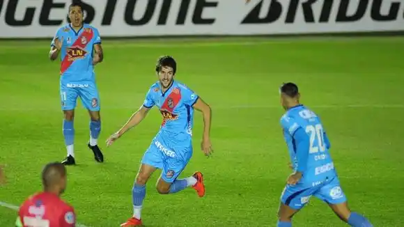 Arsenal ganó de visitante y sueña más que nunca con  la clasificación