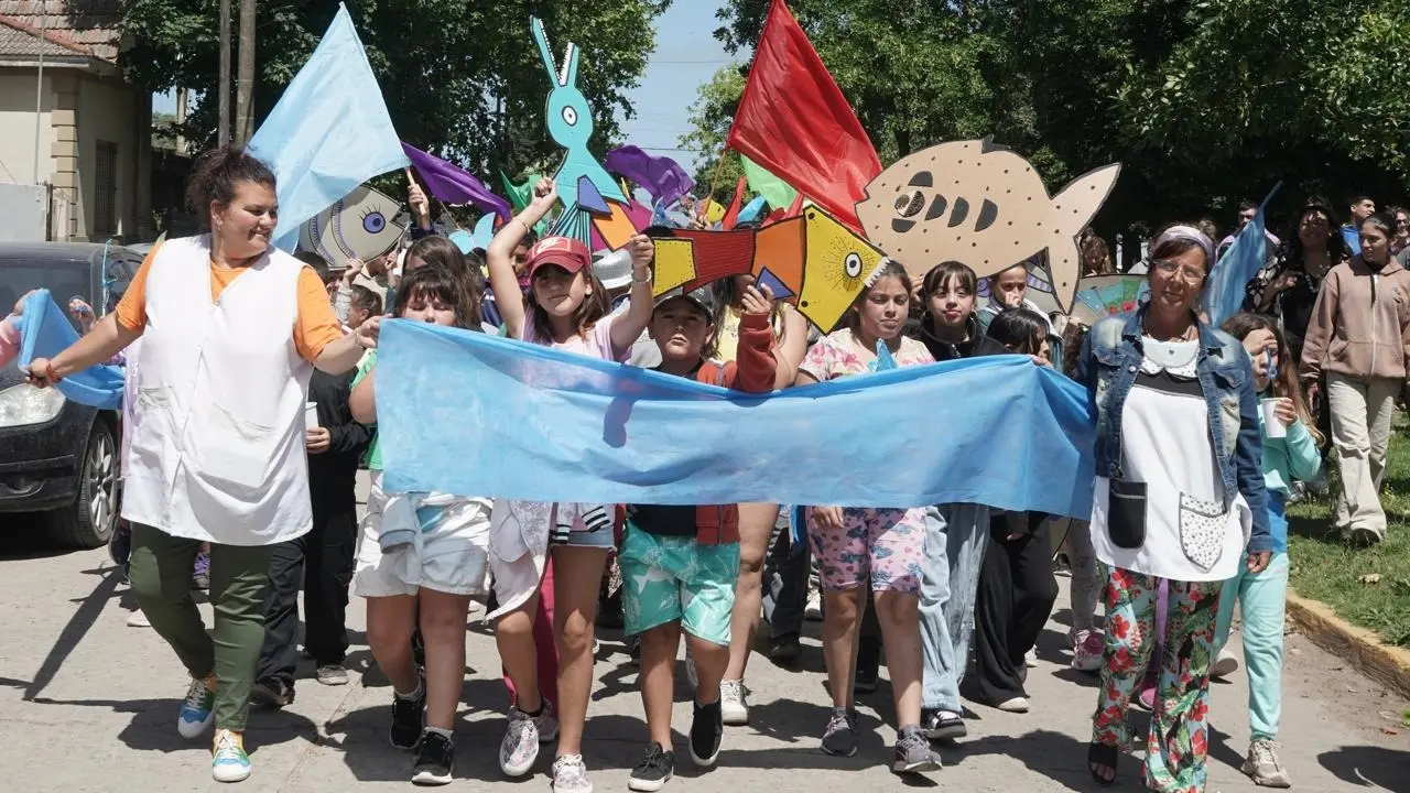 La Escuela 25 José de San Martín y la Escuela Municipal de Artes recorrieron la plaza