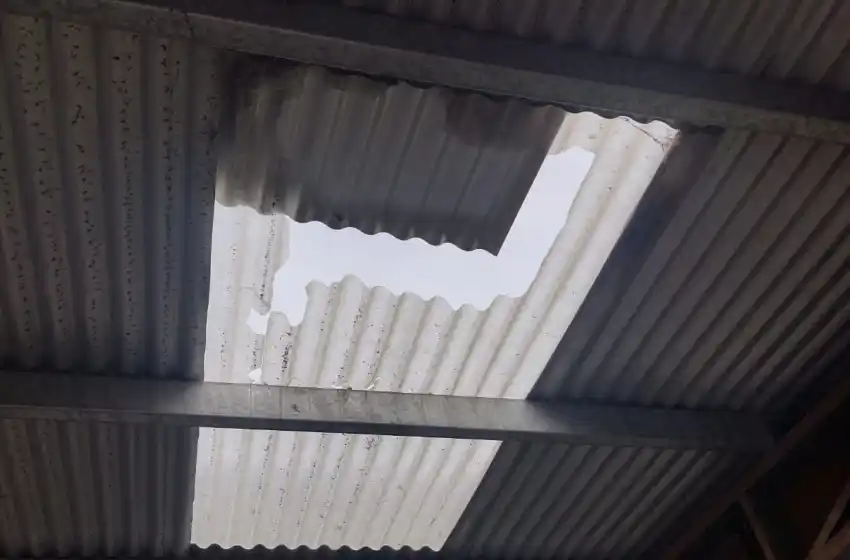 Reparaba un techo y cayó desde una altura de 6 metros