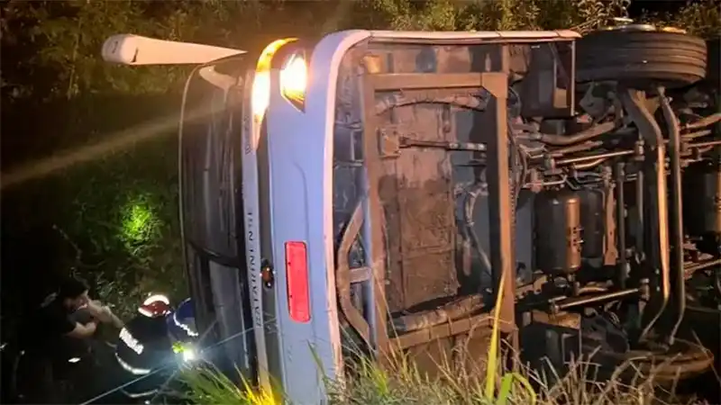 Colectivo desbarrancó en Brasil: Identificaron a los turistas argentinos fallecidos