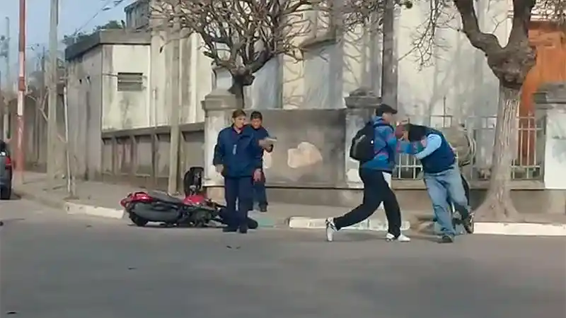 Un motociclista golpeó a un inspector de tránsito en Diamante