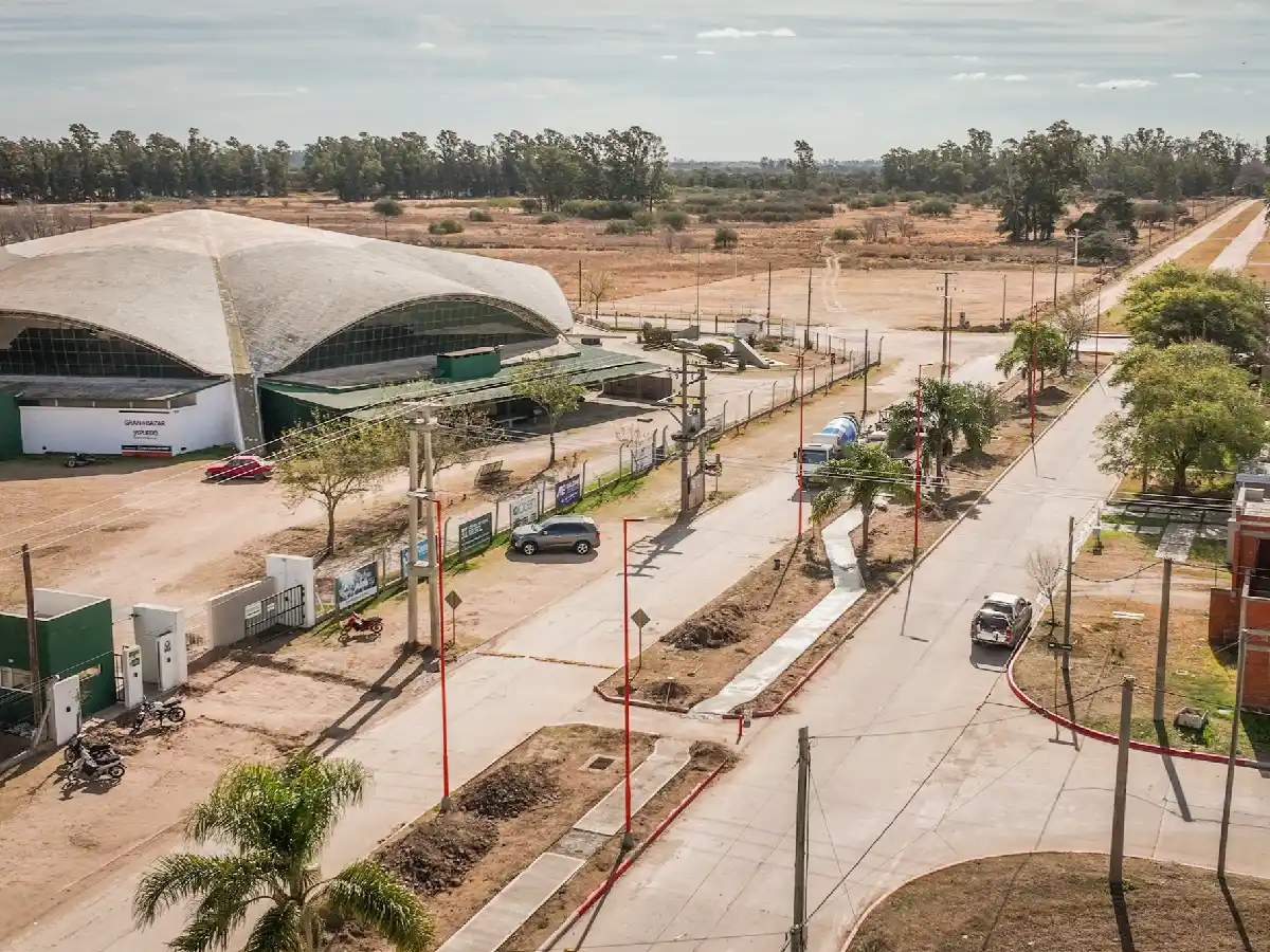 El nuevo paseo peatonal de Arroyito tiene 90 % de avance