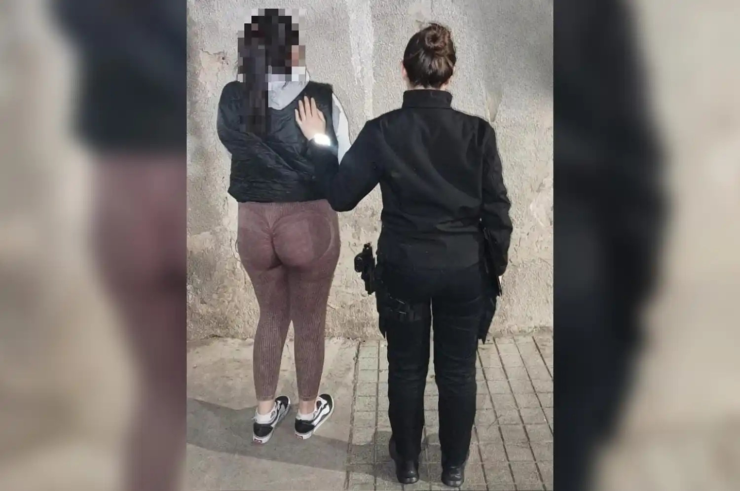 Andaba paseando con una amiga en moto sin luz ni patente, mientras la buscaba la Justicia