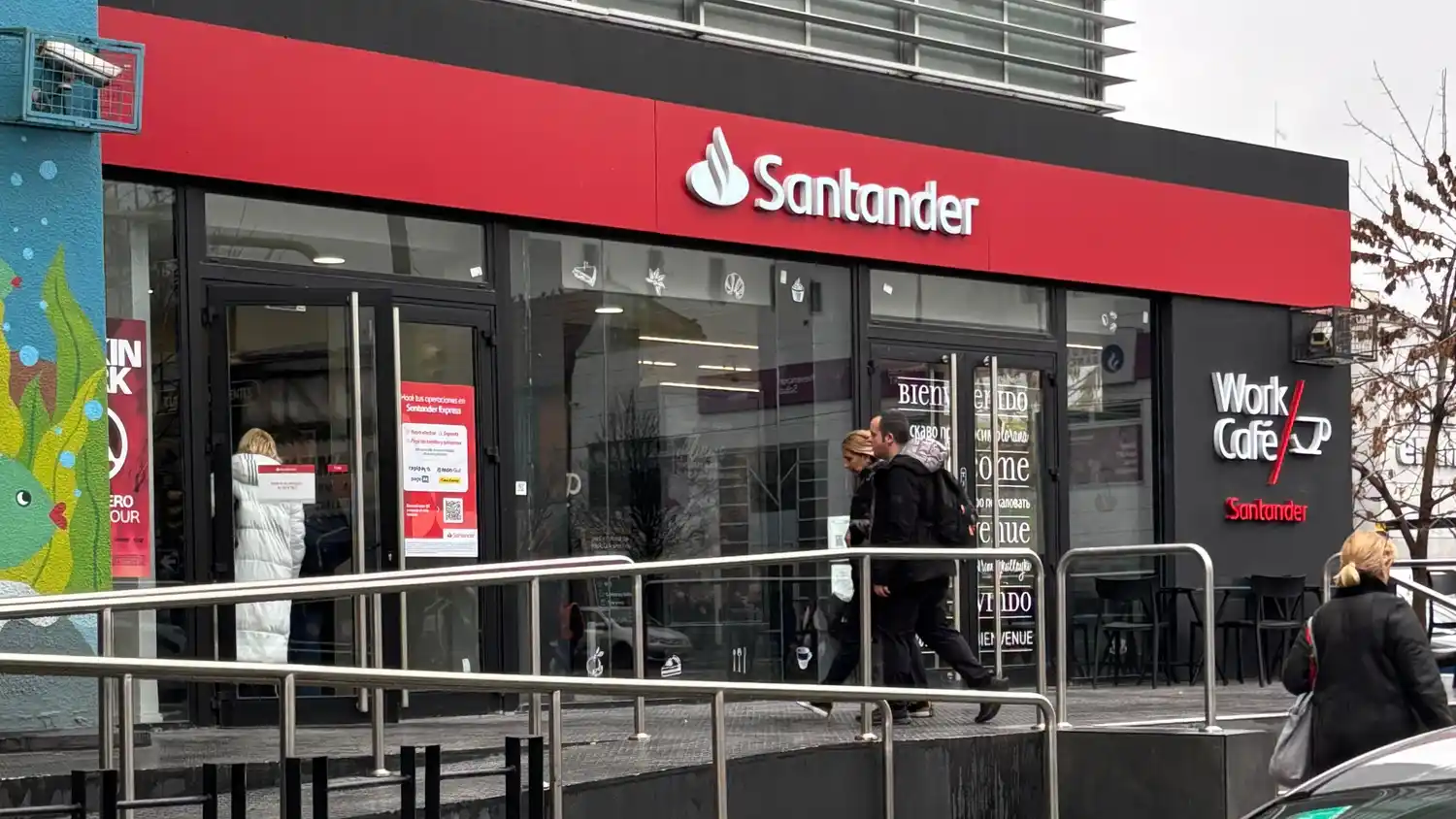 Actualmente, el Banco Santander tiene cinco sedes en Mar del Plata, con unos 100 trabajadores en total.
