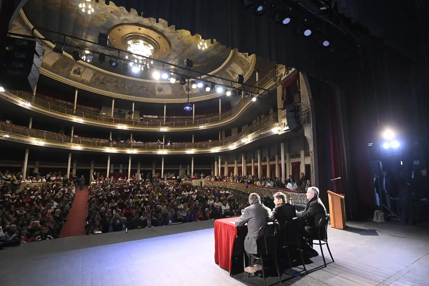 El acto y la jornada de capacitación se realizaron en el Coliseo Podestá.